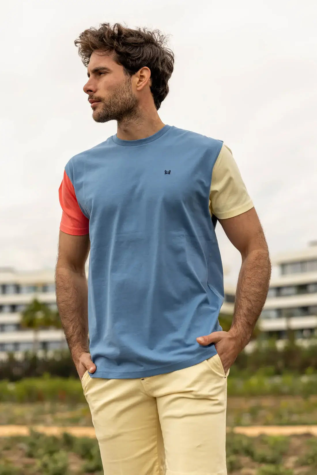 Blauw T-shirt met gele en rode mouw
