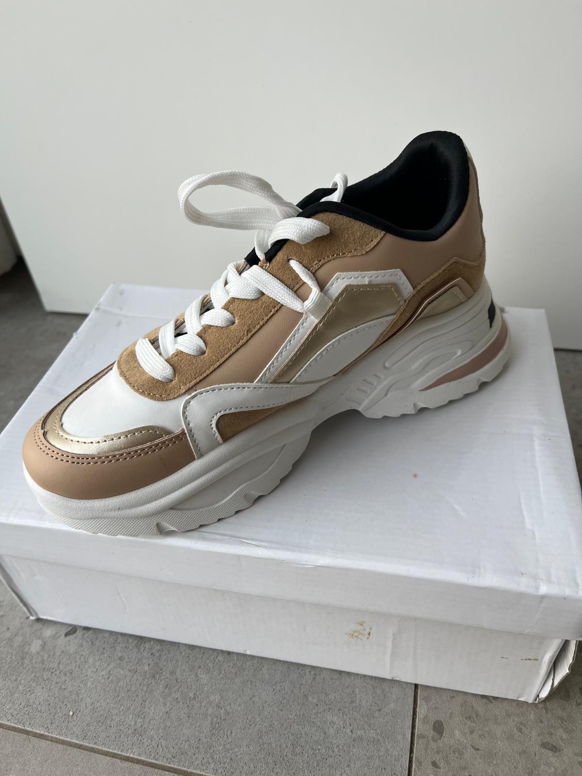 Schoen Beige