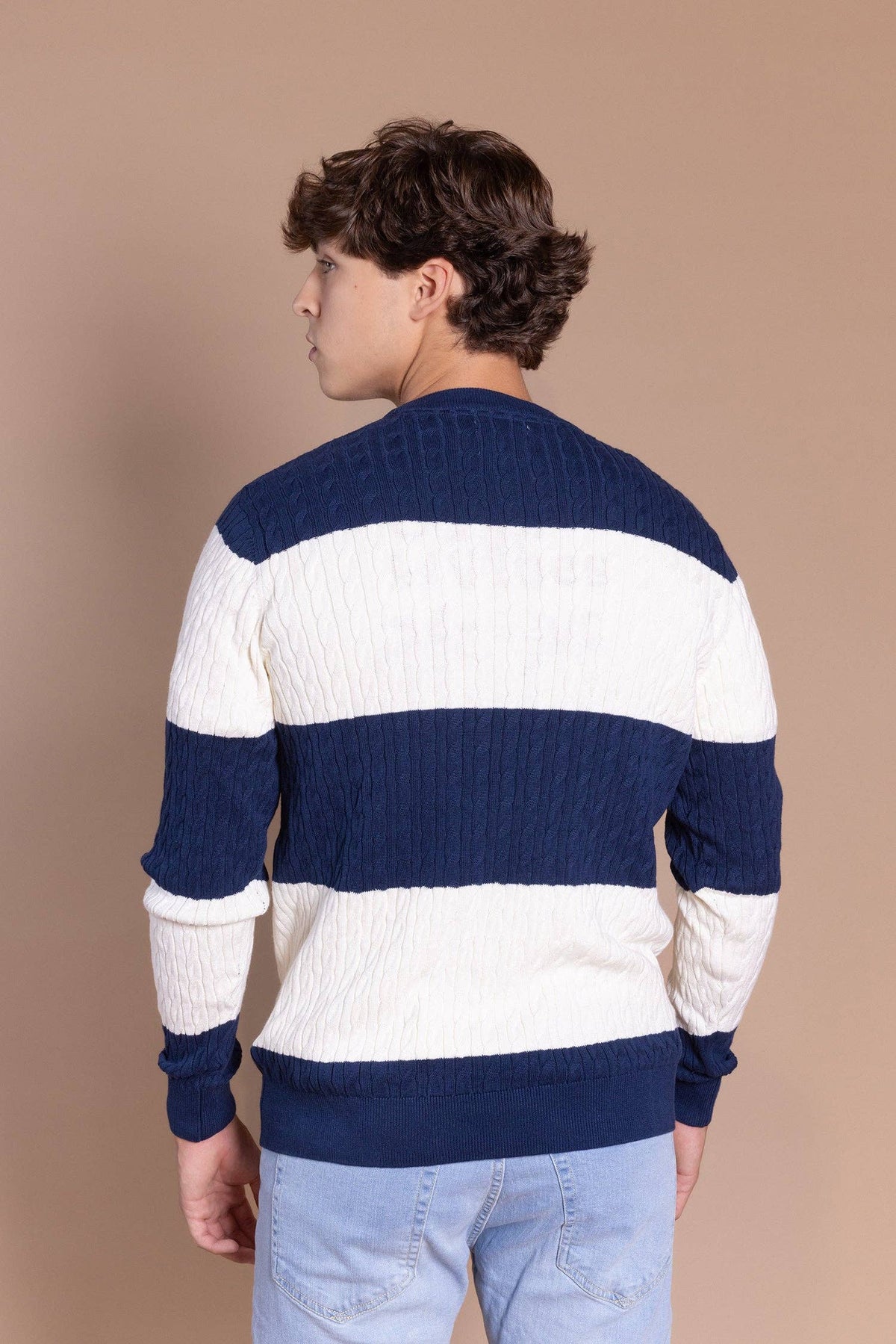 Trui met kabelpatroon en strepen in wit en marineblauw: M